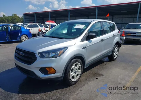 2018 Ford Escape S z USA, uszkodzony, nr VIN 1FMCU0F76JUC62827